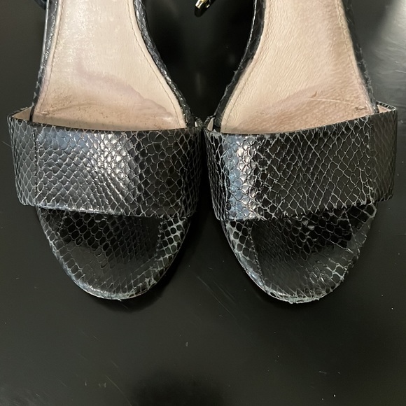 Black Wedge sandal on a faux snakeskin leather look. Ankle strap and gold clasp - Picture 7 of 12